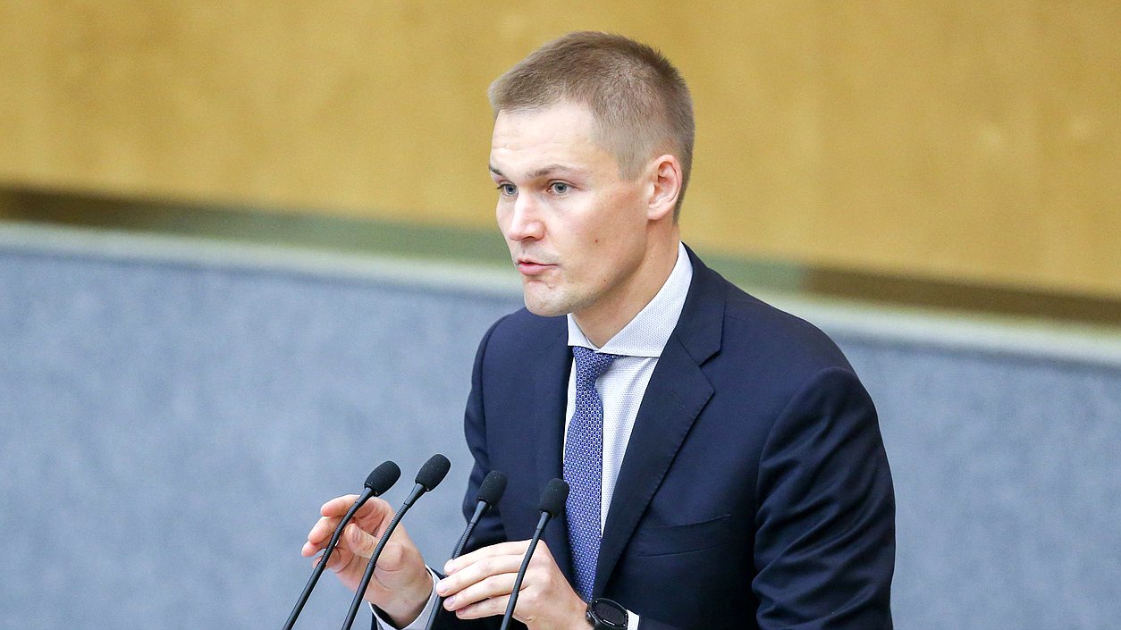 Заместитель Председателя Комитета по государственному строительству и законодательству Александр Грибов