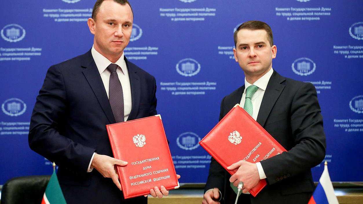 Председатель Комитета по труду, социальной политике и делам ветеранов Ярослав Нилов и Андрей Елагин во время круглого стола. Фото: Анна Исакова/Фотослужба Государственной Думы
