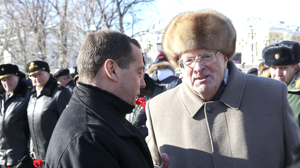 Премьер-министр РФ Дмитрий Медведев и руководитель фракции ЛДПР Владимир Жириновский