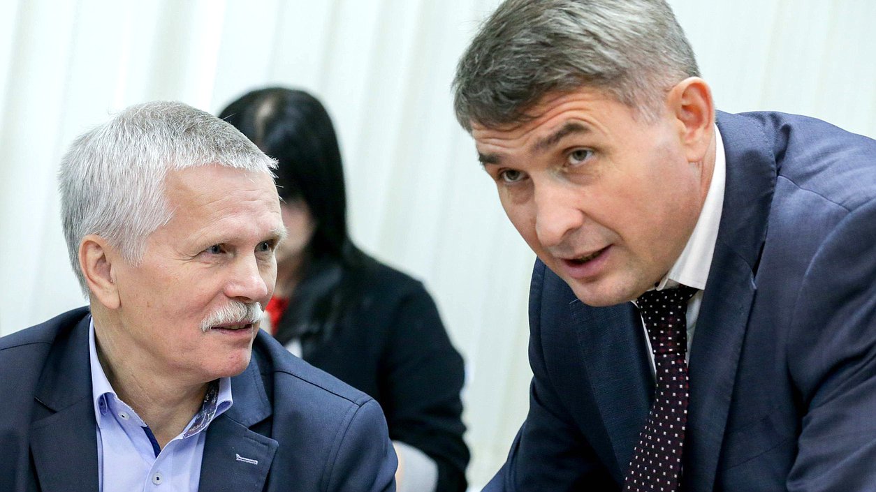 Члены Комитета по экономической политике, промышленности, инновационному развитию и предпринимательству Сергей Пантелеев и Олег Николаев