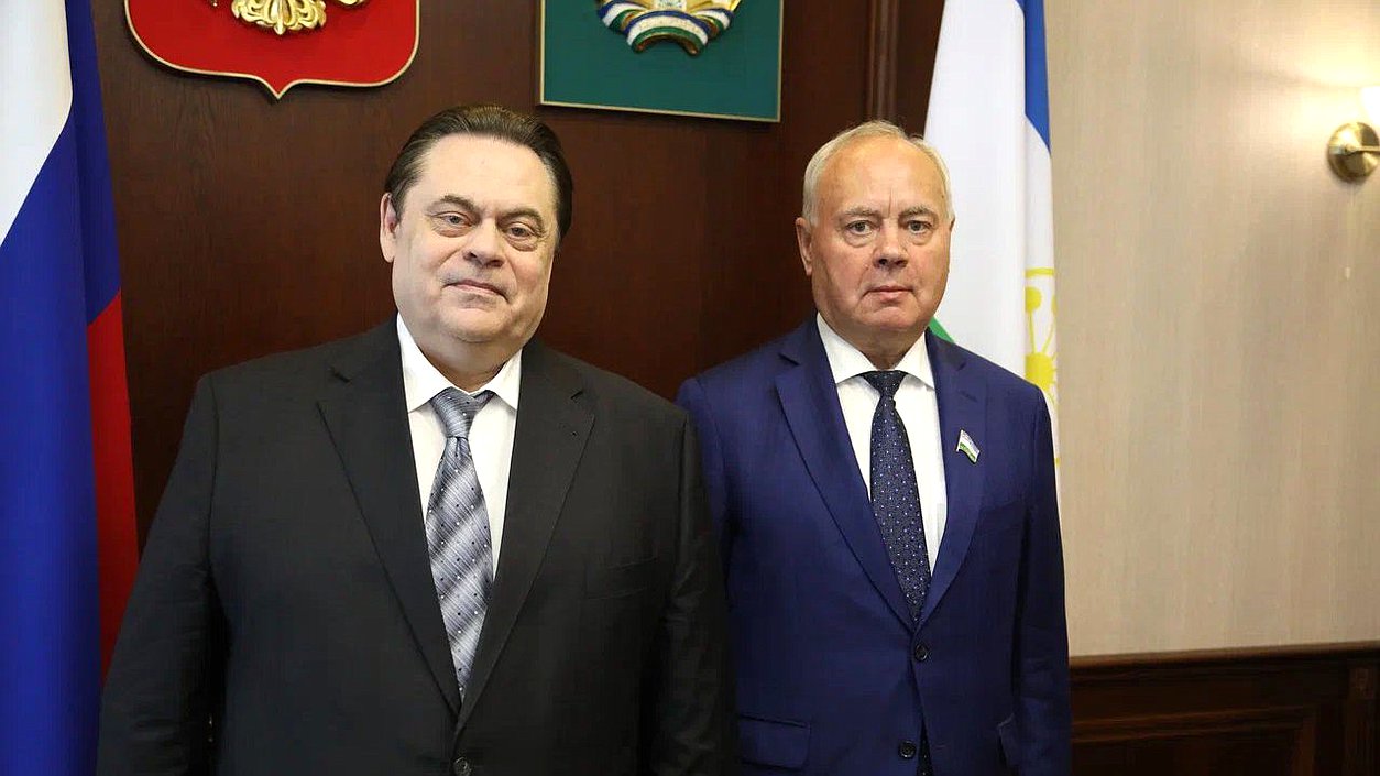 Председатель Комитета по делам национальностей Геннадий Семигин и Председатель Государственного Собрания — Курултая Республики Башкортостан Константин Толкачев