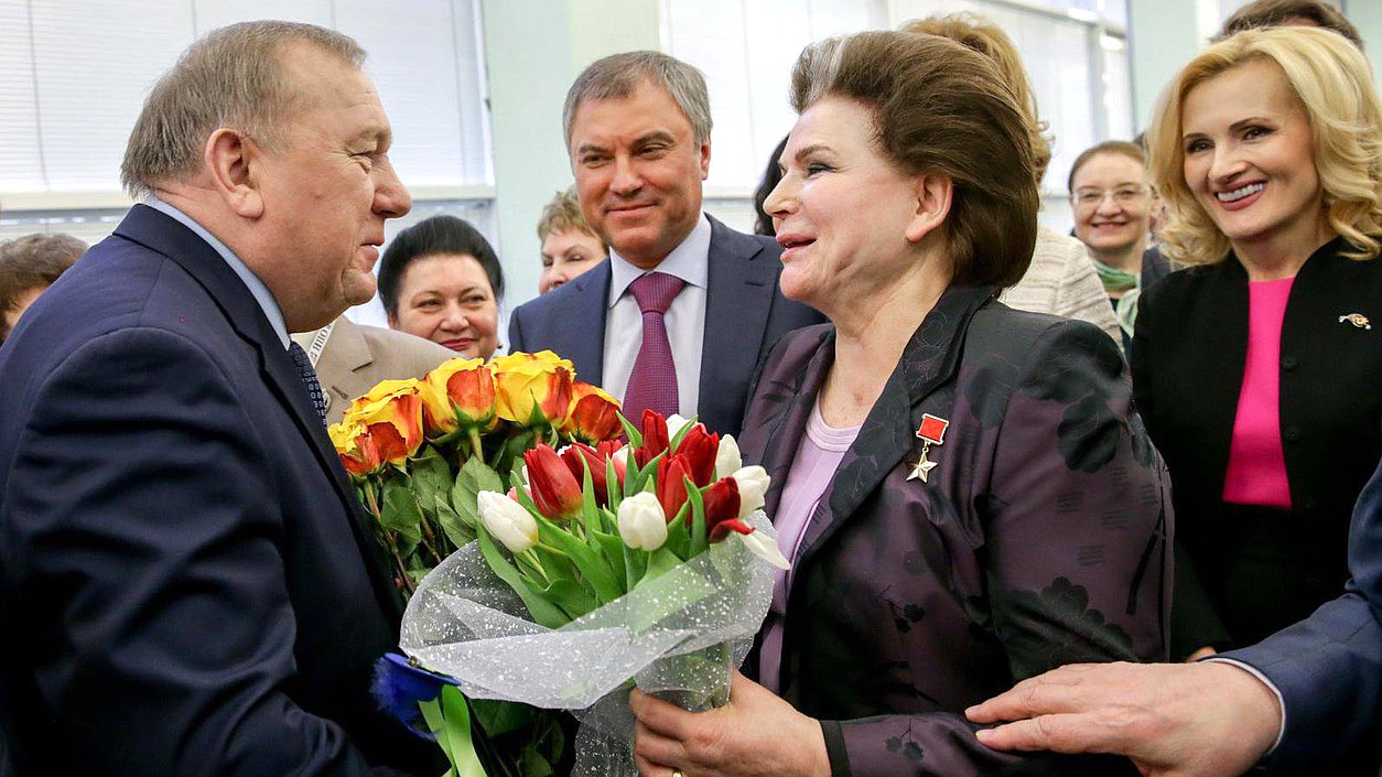 Заместитель председателя Комитета по федеративному устройству и вопросам местного самоуправления Валентина Терешкова и председатель Комитета по обороне Владимир Шаманов во время выставки. Авторство фотографий: Анна Исакова/Фотослужба Государственной Думы.
