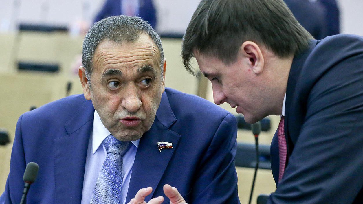 Первый заместитель председателя Комитета Государственной Думы  по природным ресурсам, собственности и земельным отношениям Василий Тарасюк и член Комитета Государственной Думы по информационной политике, информационным технологиям и связи Вадим Деньгин (слева направо) на пленарном заседании Государственной Думы.
