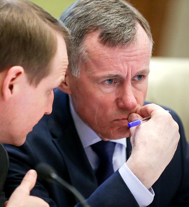 Первый заместитель министра внутренних дел Российской Федерации Александр Горовой во время слушаний. Фото: Анна Исакова/Фотослужба Государственной Думы.
