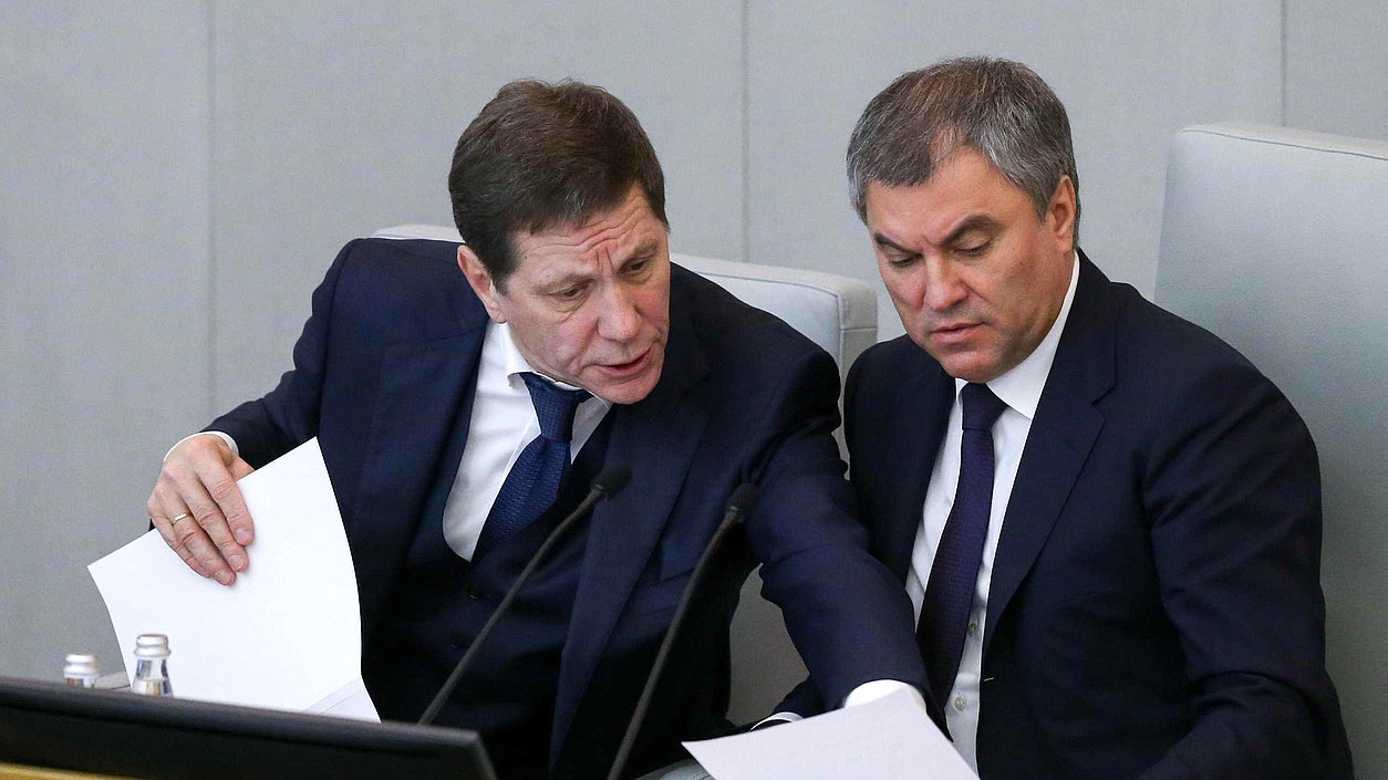 Председатель Государственной Думы Вячеслав Володин и первый заместитель Председателя Государственной Думы Александр Жуков. Автор фото: Марат Абулхатин/Фотослужба Государственной Думы