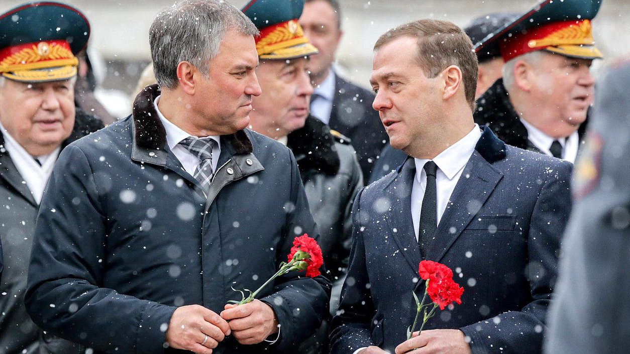 Председатель Государственной Думы Вячеслав Володин и Председатель Правительства Российской Федерации Дмитрий Медведев во время церемонии возложения венка к Могиле Неизвестного Солдата в День защитника Отечества. Фото: Анна Исакова/Фотослужба Государственной Думы.