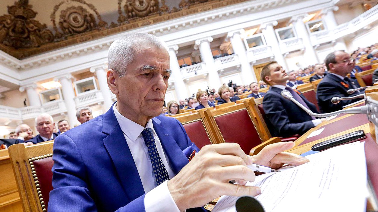 Первый заместитель председателя Комитета по образованию и науке Геннадий Онищенко во время заседания. Автор фото: Анна Исакова/Фотослужба Государственной Думы.