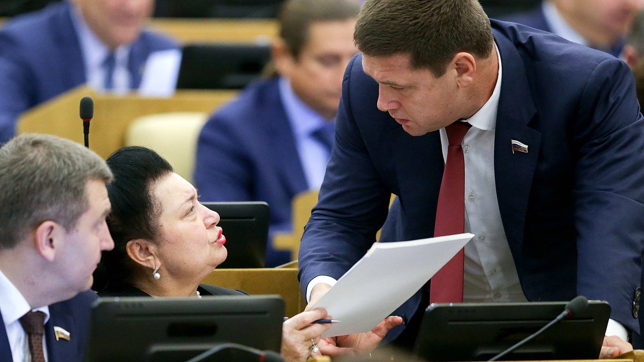 Член Комитета по контролю и Регламенту Раиса Кармазина и член Комитета по природным ресурсам, собственности и земельным отношениям Андрей Чернышев