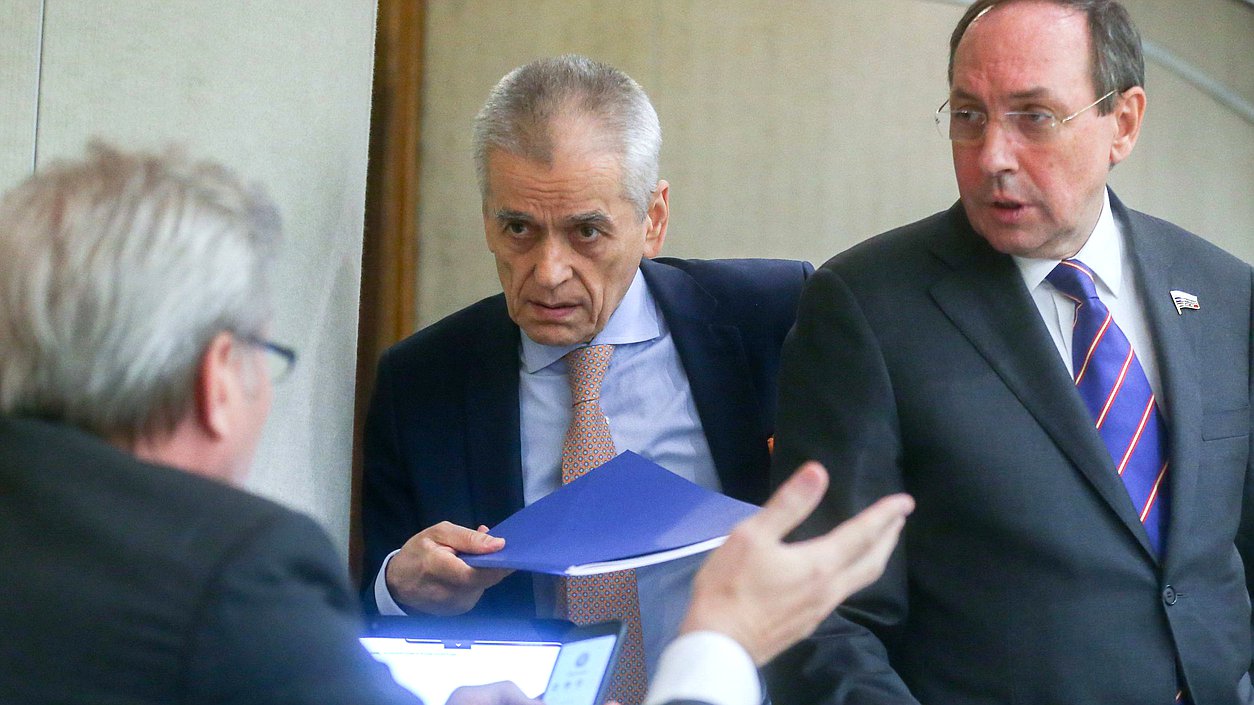 Председатель Комитета по образованию и науке Вячеслав Никонов и Первый заместитель Председателя Комитета по образованию и науке Геннадий Онищенко