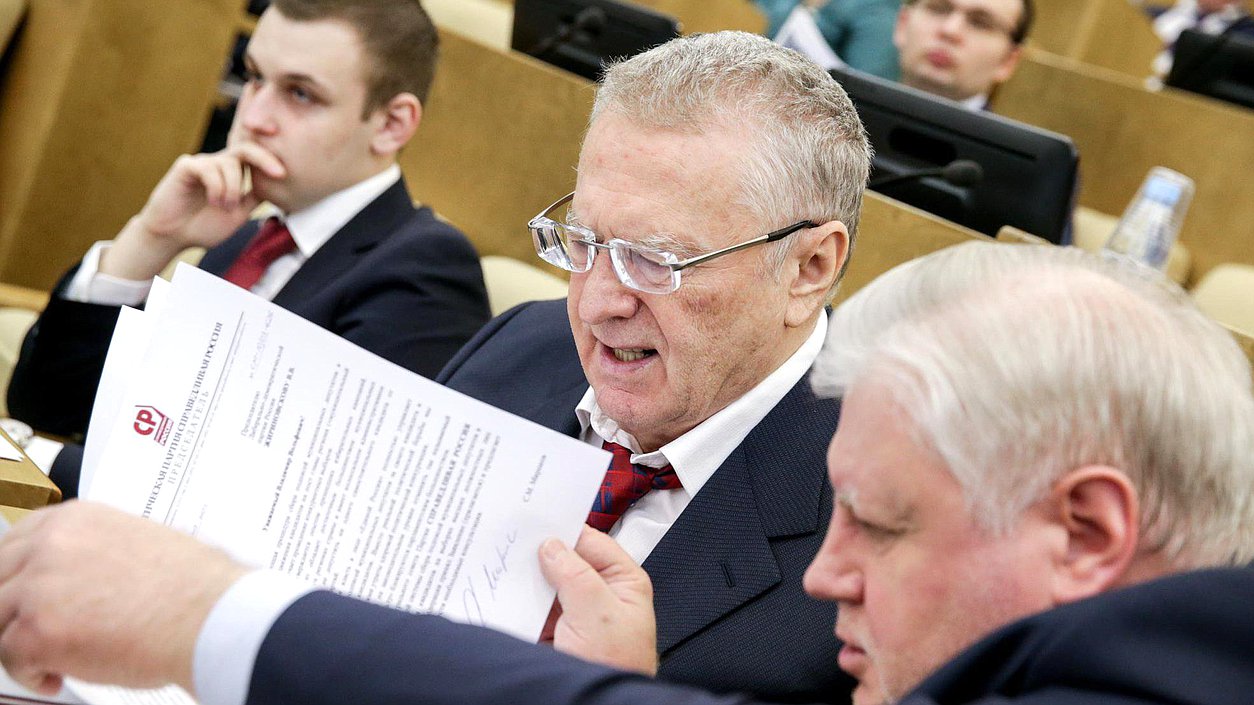 Руководитель фракции «ЛДПР» Владимир Жириновский и руководитель фракции «Справедливая Россия» Сергей Миронов во время пленарного заседания