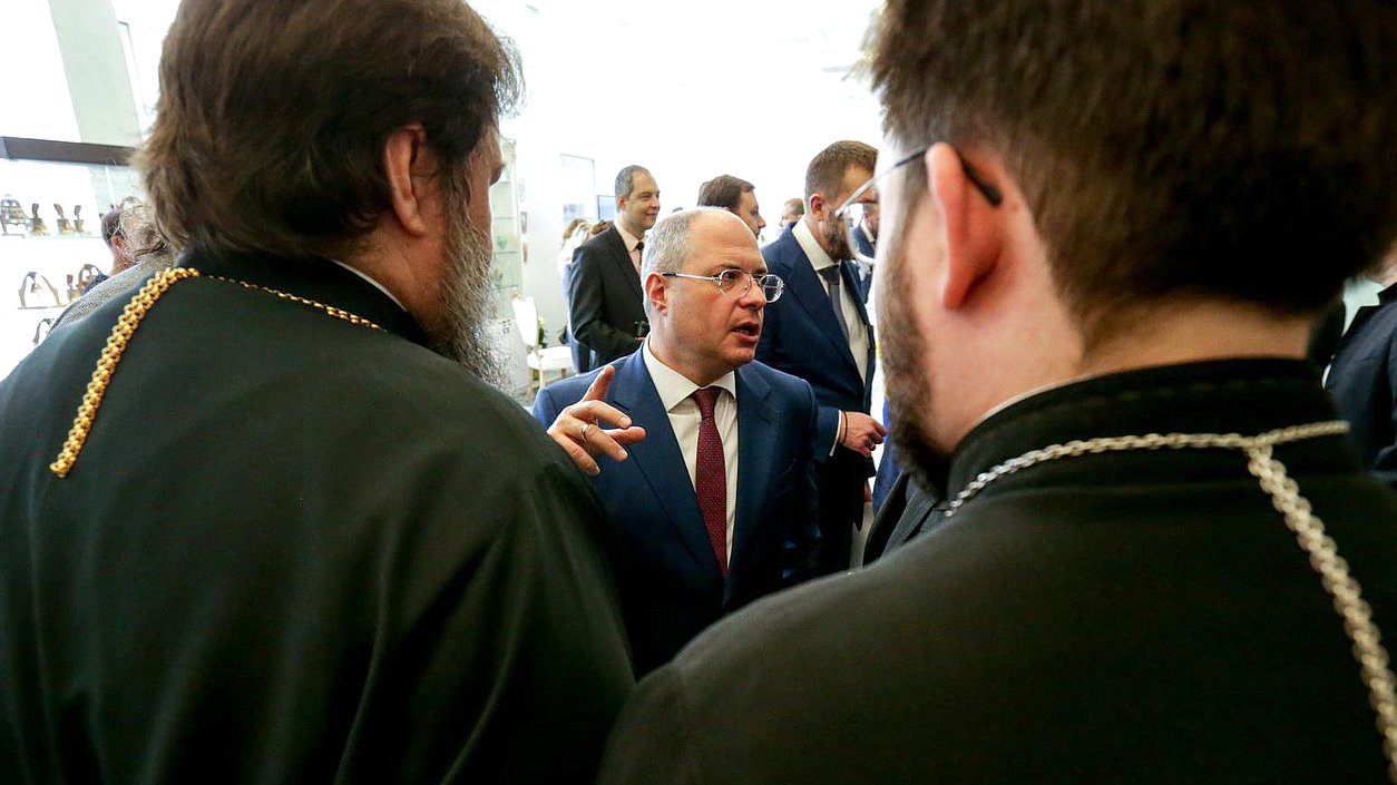 Председатель Комитета по развитию гражданского общества, вопросам общественных и религиозных объединений Сергей Гаврилов во время осмотра выставки. Автор фото: Анна Исакова/Фотослужба Государственной Думы.
