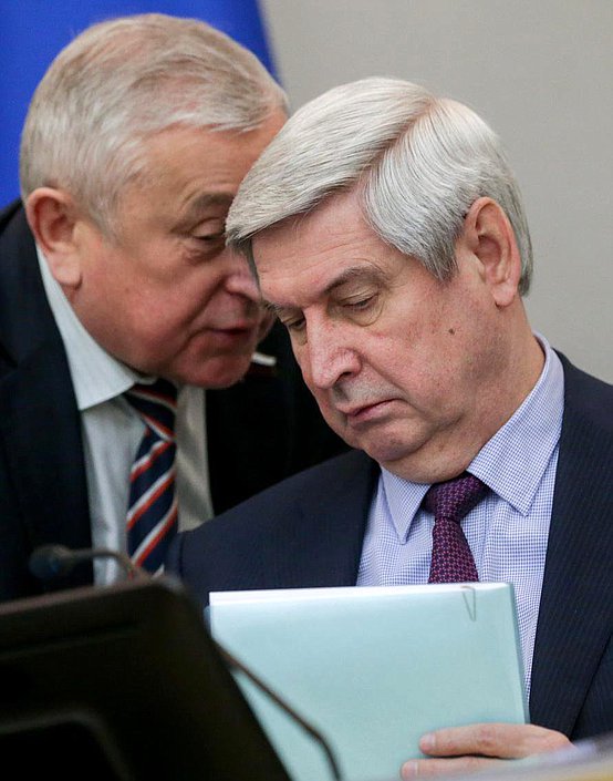 Первый заместитель Председателя Государственной Думы Иван Мельников и Председатель Комитета  по региональной политике и проблемам Севера и Дальнего Востока Николай Харитонов во время пленарного заседания. Фото: Анна Исакова/Фотослужба Государственной Думы.