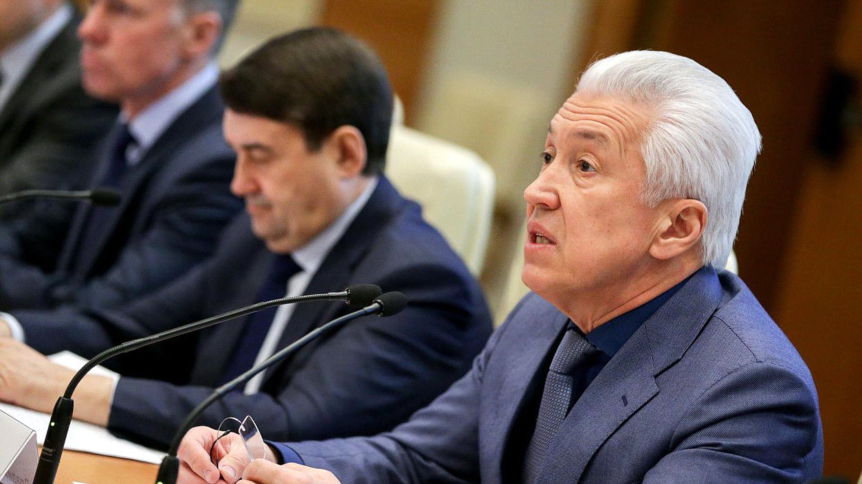 Заместитель Председателя Государственной Думы Владимир Васильев во время слушаний. Фото: Анна Исакова/Фотослужба Государственной Думы.

