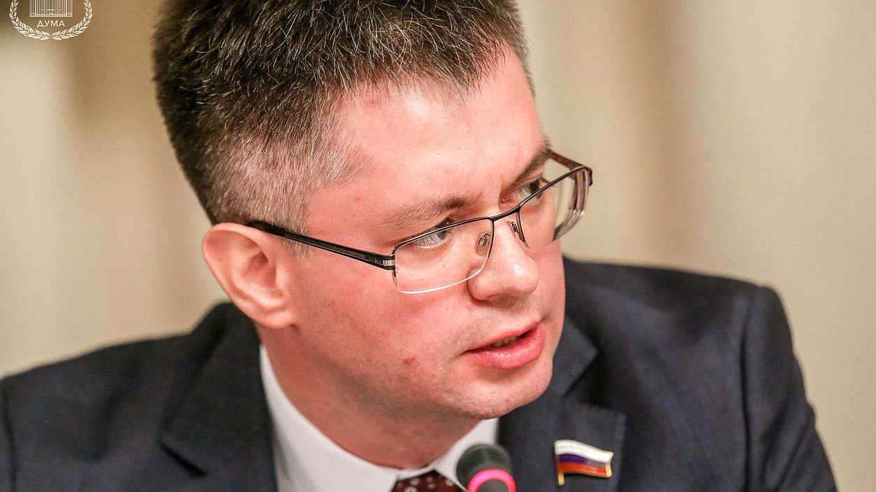 Заместитель председателя Комитета по энергетике Дмитрий Исламов во время заседания. Автор фото: Марат Абулхатин/Фотослужба Государственной Думы.

