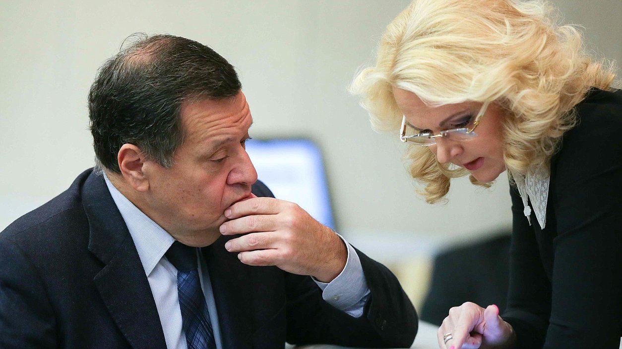 Председатель Комитета по бюджету и налогам Андрей Макаров и председатель Счетной палаты РФ Татьяна Голикова