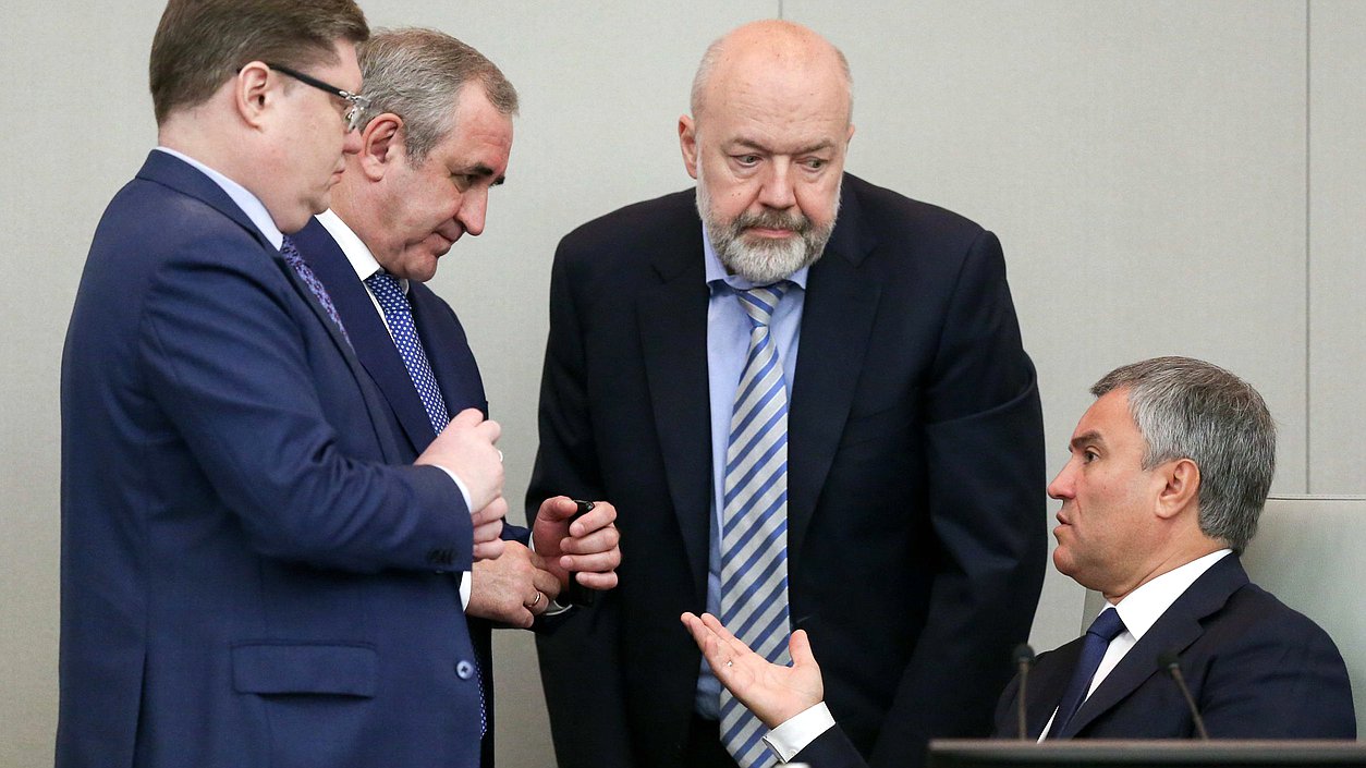Председатель Государственной Думы Вячеслав Володин, заместитель Председателя Государственной Думы Сергей Неверов, член Комитета по бюджету и налогам Андрей Исаев и Председатель Комитета по государственному строительству и законодательству Павел Крашенинников