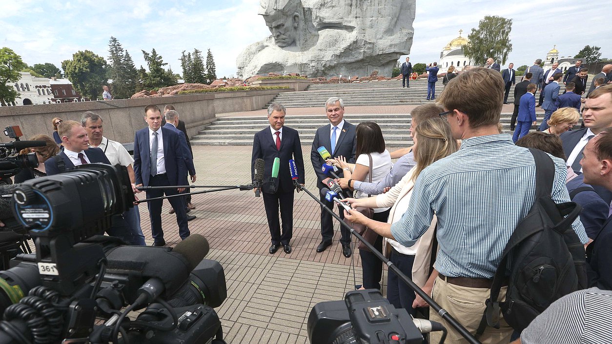 Возложение цветов к Вечному огню мемориального комплекса «Брестская крепость — герой»