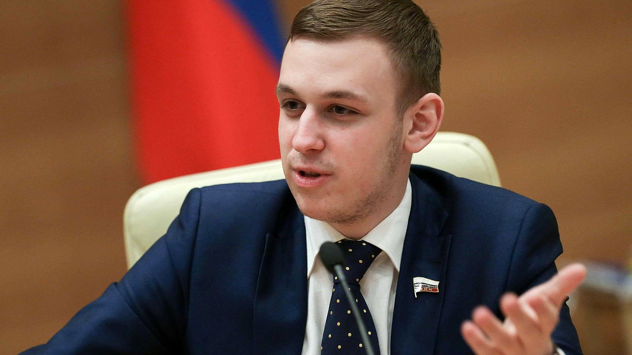 Член Комитета по физической культуре, спорту, туризму и делам молодежи, член фракции ЛДПР Василий Власов во время круглого стола на тему "В какой России хочет жить молодежь?". Фото: Анна Исакова/Фотослужба Государственной Думы