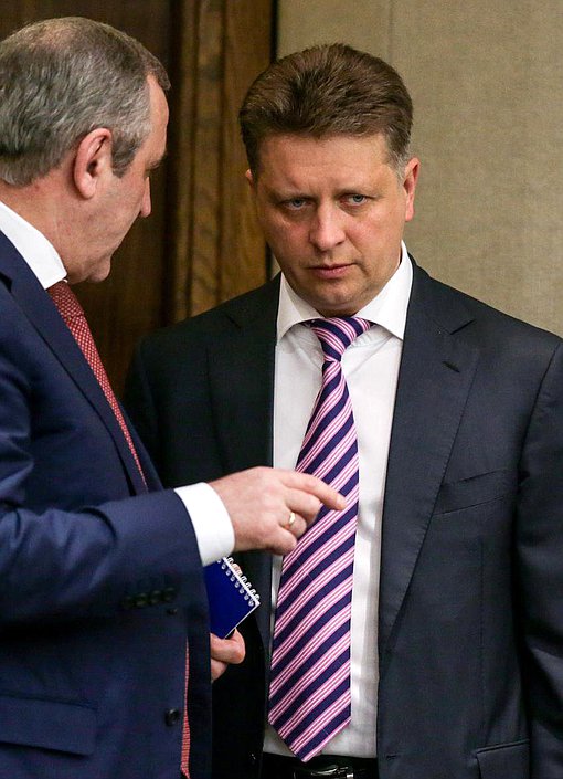 Министр транспорта Российской Федерации Максим Соколов и заместитель Председателя Государственной Думы Сергей Неверов во время заседания. Автор фото: Анна Исакова/Фотослужба Государственной Думы.
