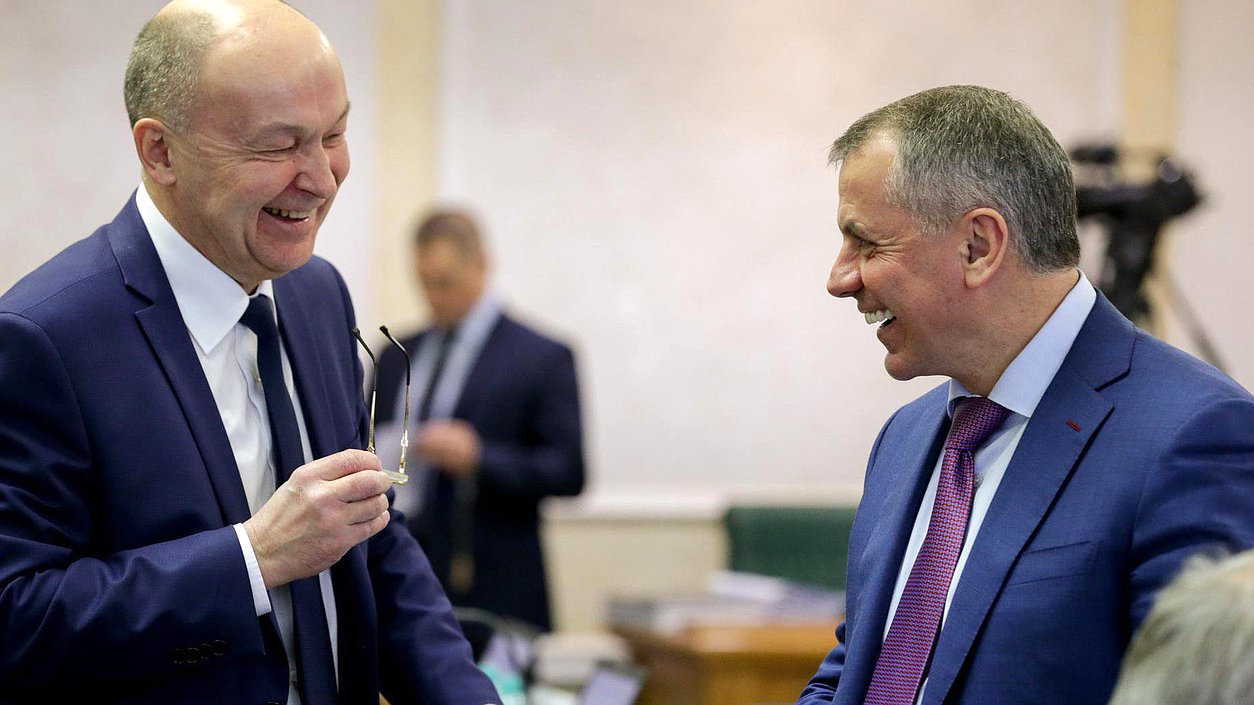 Председатель Государственного Совета Республики Крым Владимир Константинов и Председатель Законодательного Собрания Владимирской области Владимир
Киселёв перед началом заседания.