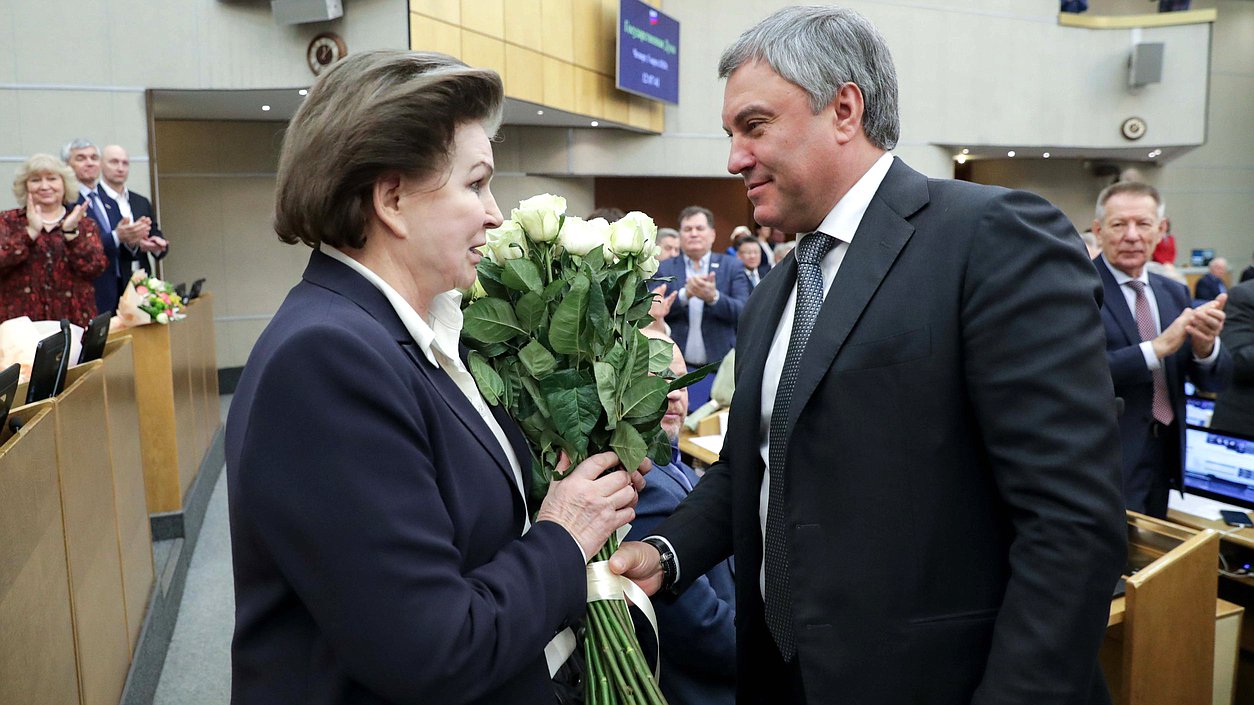 Заместитель Председателя Комитета по федеративному устройству и вопросам местного самоуправления Валентина Терешкова и Председатель Государственной Думы Вячеслав Володин