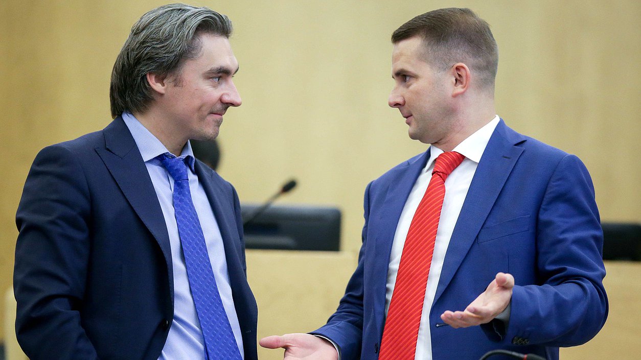 Заместитель Председателя Комитета по информационной политике, информационным технологиям и связи Андрей Свинцов и Председатель Комитета по труду, социальной политике и делам ветеранов Ярослав Нилов