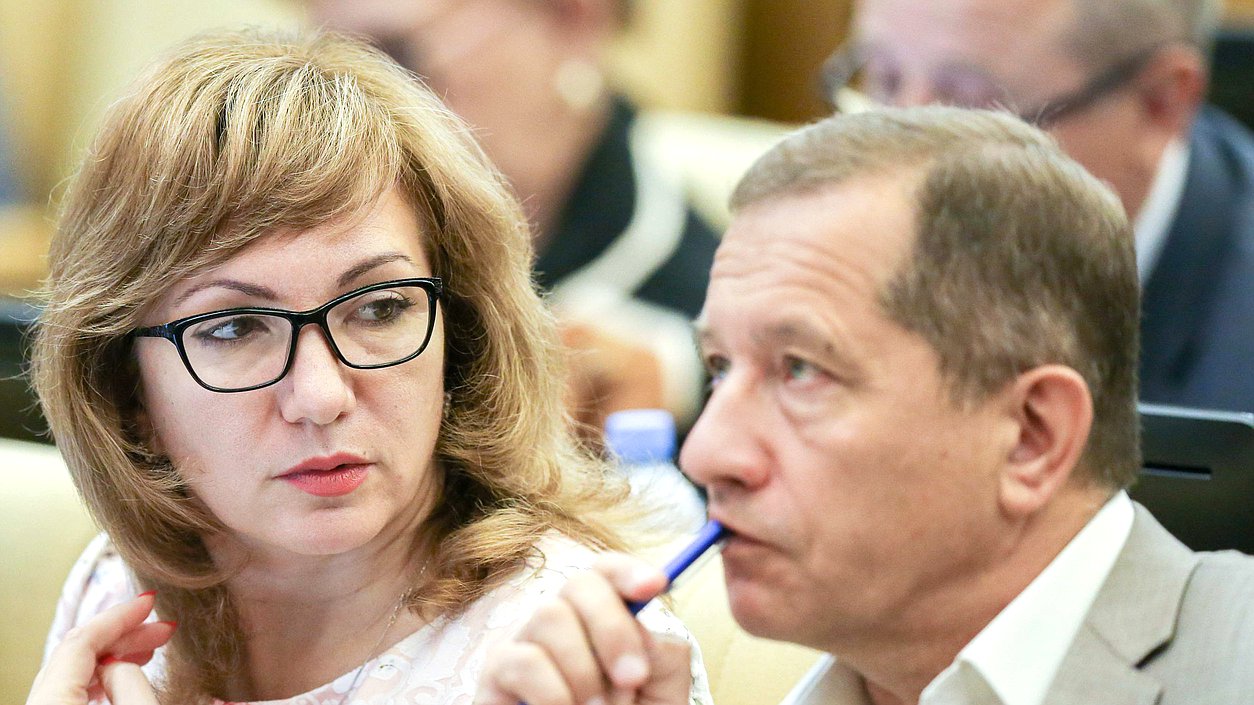 Заместитель Председателя Комитета по образованию и науке Лариса Тутова и член Комитета по энергетике Александр Каминский