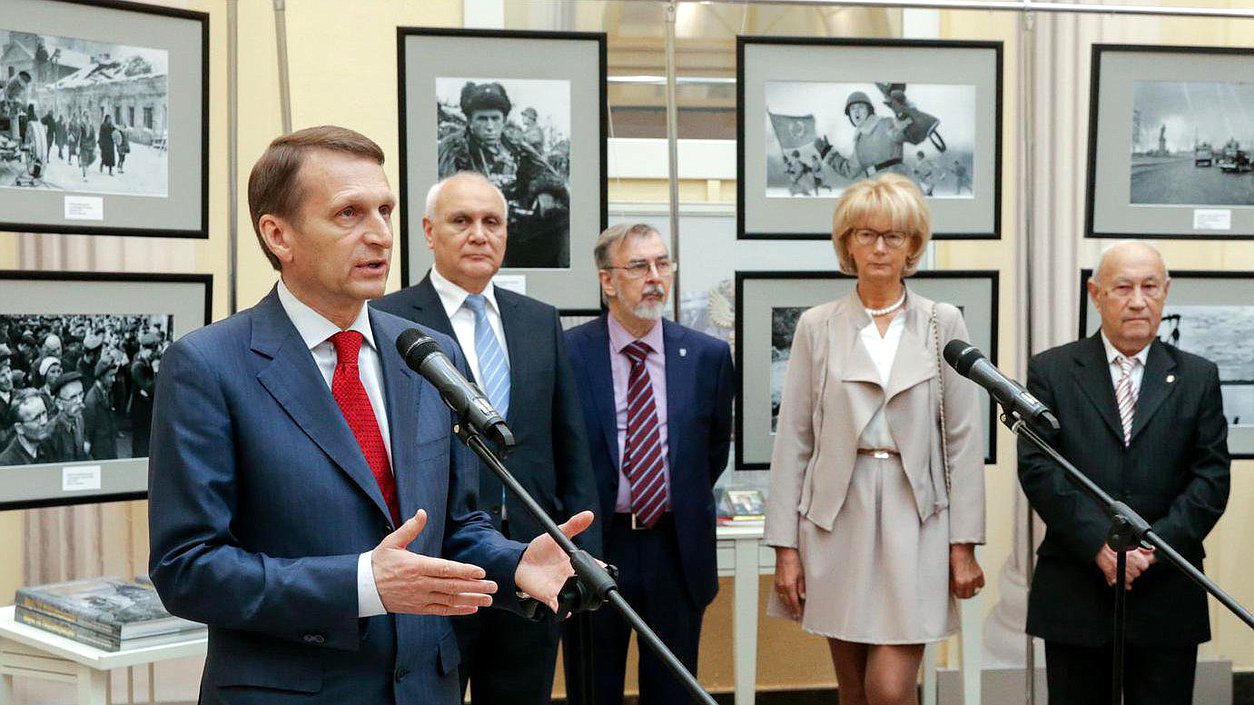 Церемония открытия фотовыставки, посвящённой 71-й годовщине Победы в Великой Отечественной войне 1941–1945 годов.
Презентация издания «Фоторепортеры на войне» .
