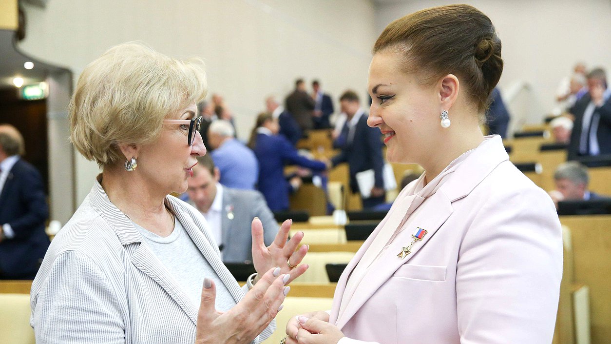 Заместитель Председателя Комитета по экологии и охране окружающей среды Елена Серова и член Комитета по энергетике Наталья Назарова