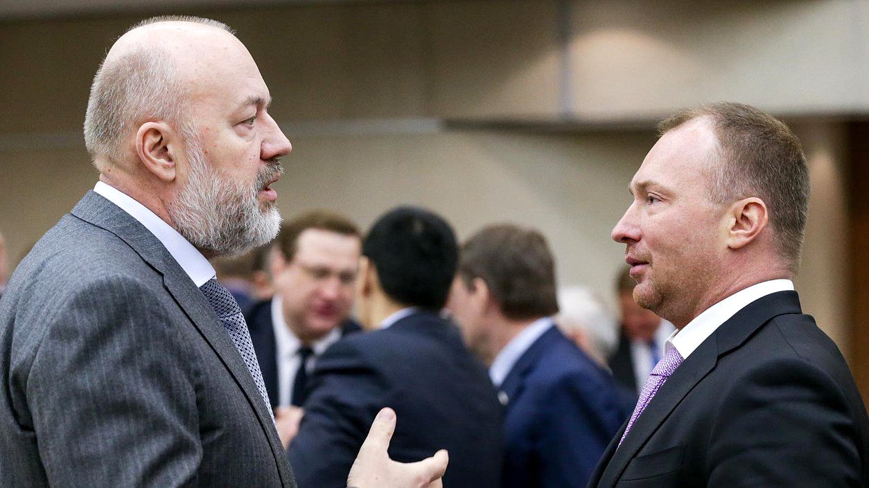 Председатель Комитета по государственному строительству и законодательству Павел Крашенинников и заместитель Председателя Государственной Думы Игорь Лебедев во время пленарного заседания. Фото: Анна Исакова/Фотослужба Государственной Думы.

