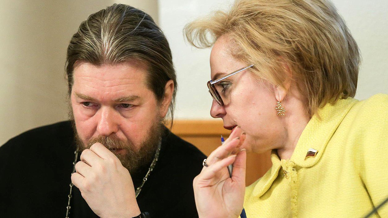 Заместитель председателя Комитета по образованию и науке Любовь Духанина и Тихон во время парламентских слушаний на тему "О реализации Стратегии государственной культурной политики". Автор фото: Марат Абулхатин/Фотослужба Государственной Думы.
