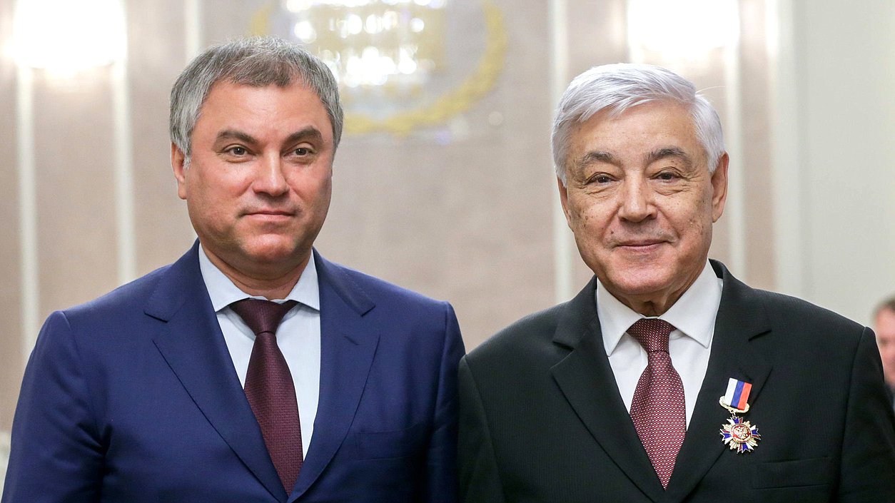 Председатель Государственной Думы Вячеслав Володин и Председатель Государственного Совета Республики Татарстан Фарид Мухаметшин во время награждения