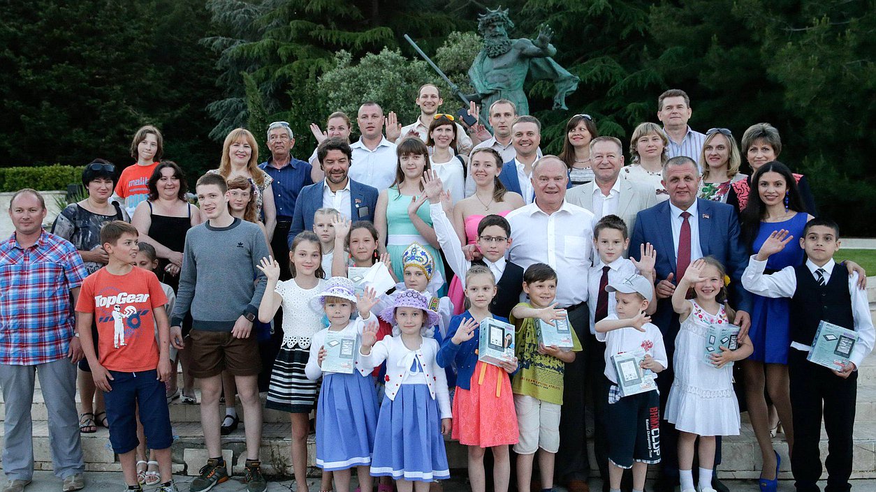 
Лидер партии КПРФ Геннадий Зюганов во время поздравления детей крымского поселка Партенит с Днем защиты детей. 