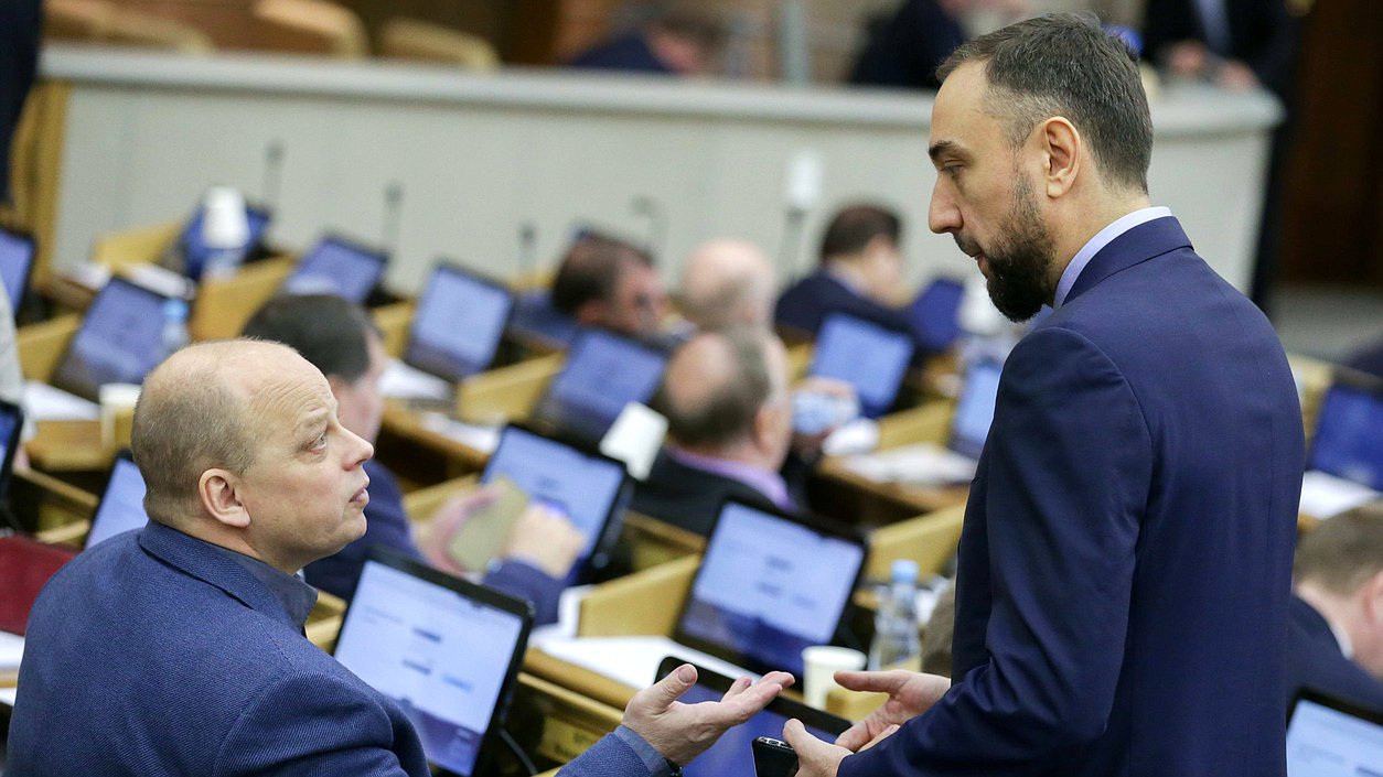 Член Комитета по культуре Владимир Крупенников и заместитель Председателя Комитета по делам национальностей Шамсаил Саралиев