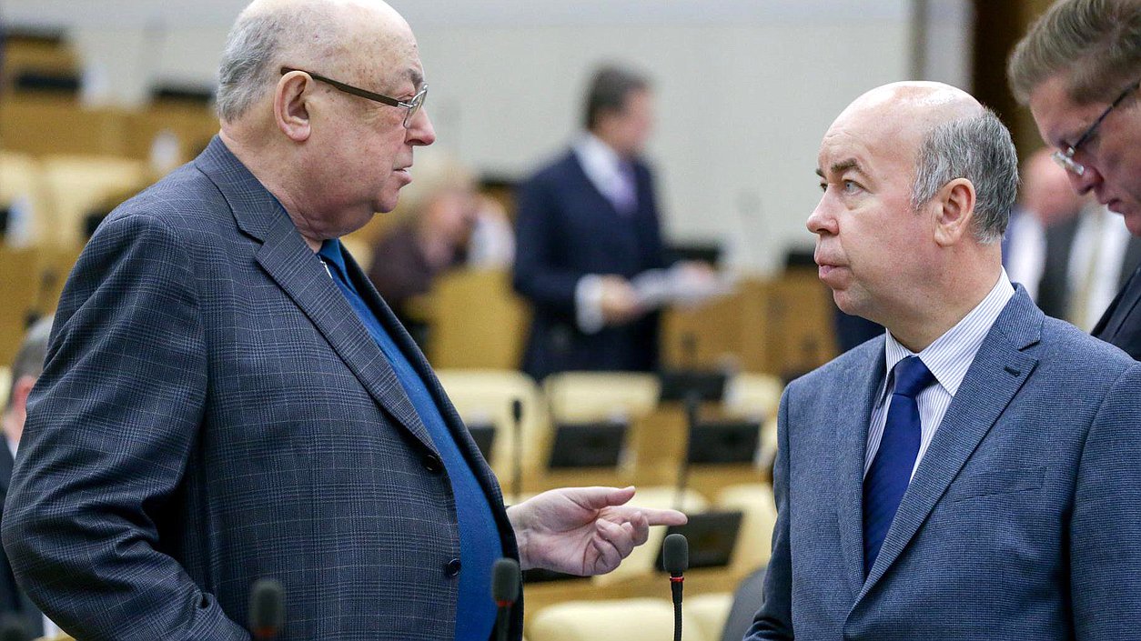 Член Комитета по транспорту и строительству Владимир Ресин и первый заместитель председателя Комитета по Регламенту и организации работы Государственной Думы Валерий Иванов во время пленарного заседания Государственной Думы.
