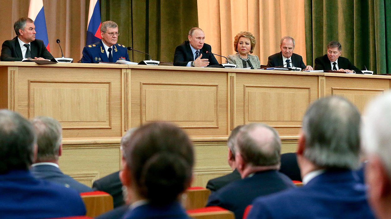Президент Российской Федерации Владимир Путин, Председатель Государственной Думы Вячеслав Володин, Генеральный прокурор Российской Федерации Юрий Чайка, Председатель Совета Федерации Валентина Матвиенко, Председатель Конституционного суда Российской Федерации Валерий Зорькин и Председатель Верховного Суда Российской Федерации Вячеслав Лебедев во время заседания. Автор фото: Анна Исакова/Фотослужба Государственной Думы.