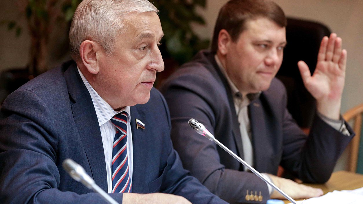 Председатель Комитета по региональной политике и проблемам Севера и Дальнего Востока Николай Харитонов во время заседания Комитета. Фото: Анна Исакова/Фотослужба Государственной Думы