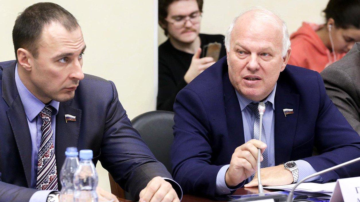 Члены Комитета по экологии и охране окружающей среды Алексей Воевода и Анатолий Грешневиков во время расширенного заседания Комитета по экологии и охране окружающей среды.
