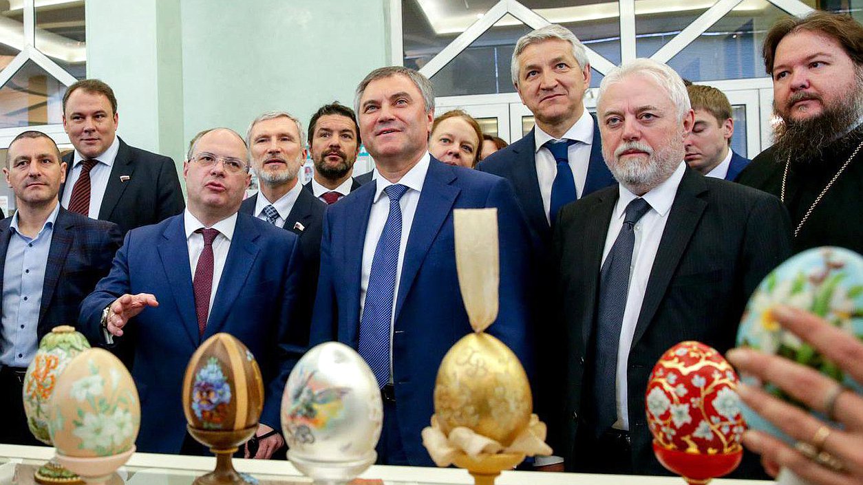 Председатель Государственной Думы Вячеслав Володин и председатель Комитета по развитию гражданского общества, вопросам общественных и религиозных объединений Сергей Гаврилов во время осмотра выставки. Автор фото: Анна Исакова/Фотослужба Государственной Думы.
