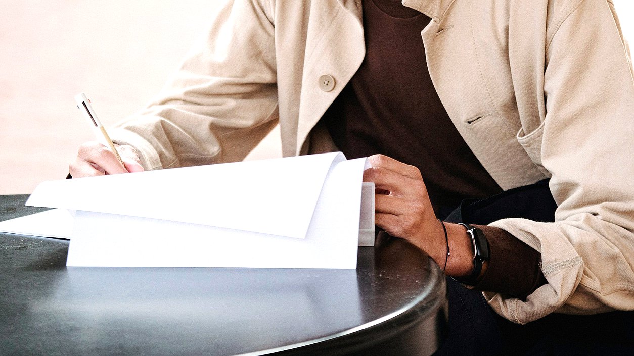 документы страховка человек бумаги банк компьютер работа офис