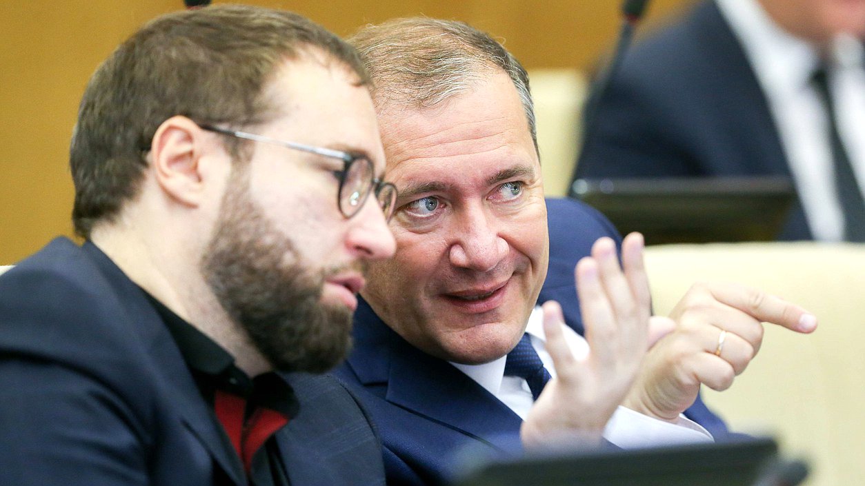 Член Комитета по информационной политике, информационным технологиям и связи Антон Горелкин и член Комитета по контролю и Регламенту Дмитрий Белик