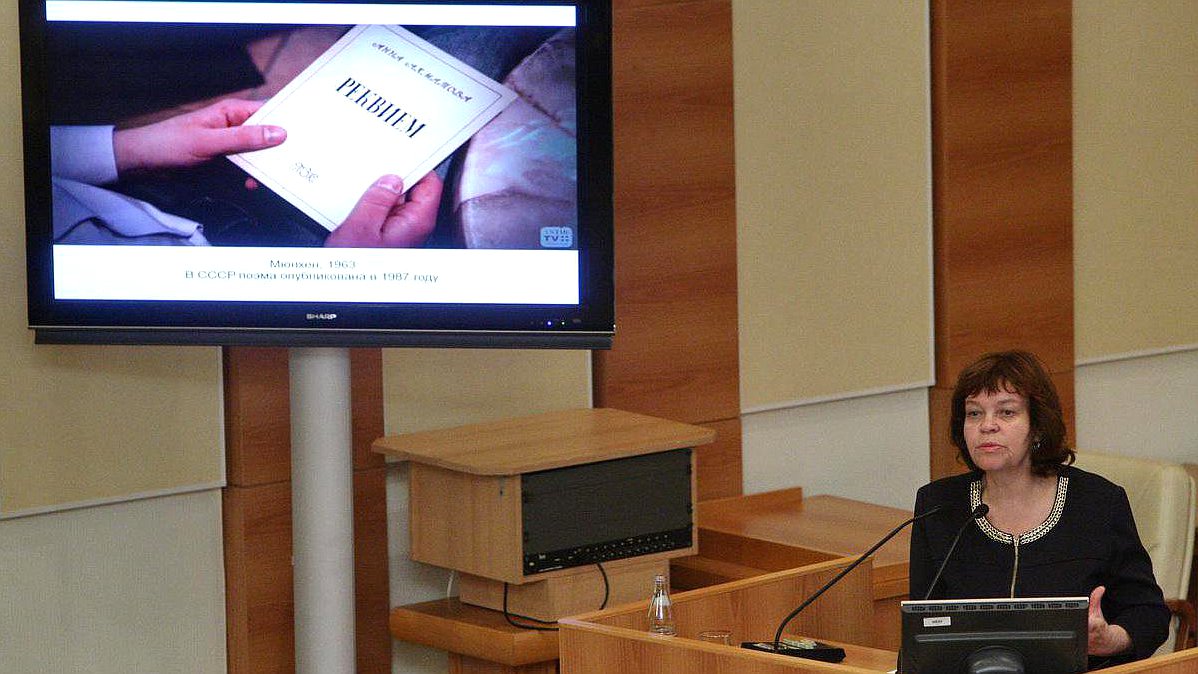 Лектор-заслуженный учитель Российской Федерации Евгения Абелюк. Тема лекции "О Реквиеме Анны Ахматовой".
