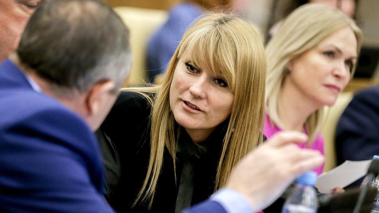 Первый заместитель председателя Комитета по международным делам Светлана Журова на пленарном заседании.Фото: Анна Исакова/Фотослужба Государственной Думы.