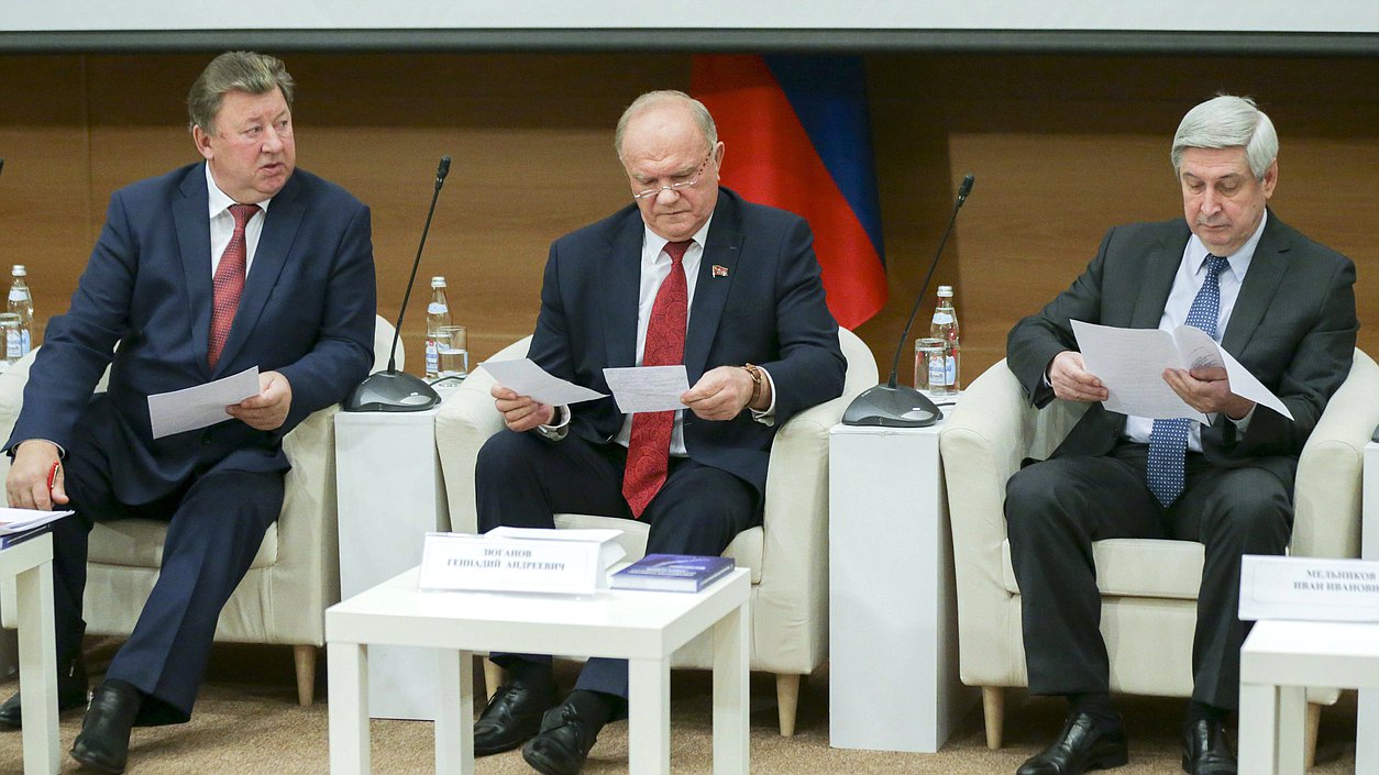 Председатель Комитета по аграрным вопросам Владимир Кашин, руководитель фракции КПРФ Геннадий Зюганов и Первый заместитель Председателя Государственной Думы Иван Мельников