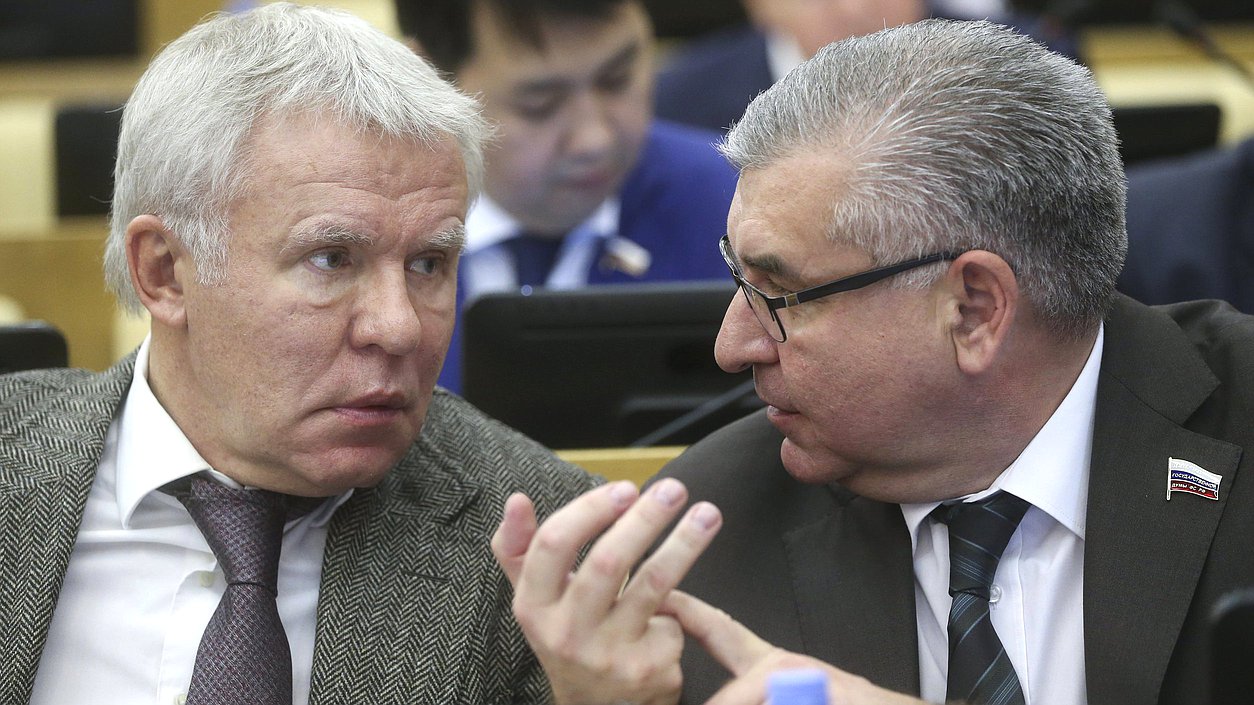 Первый заместитель Председателя Комитета по физической культуре, спорту, туризму и делам молодежи Вячеслав Фетисов и Первый заместитель Председателя Комитета по федеративному устройству и вопросам местного самоуправления Игорь Сапко