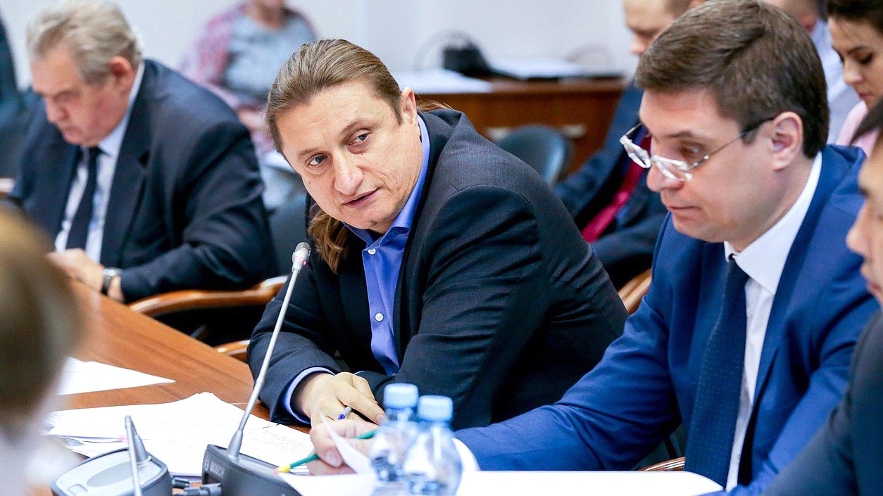 Член Комитета по бюджету и налогам Сергей Чижов во время заседания. Автор фото: Анна Исакова/Фотослужба Государственной Думы.