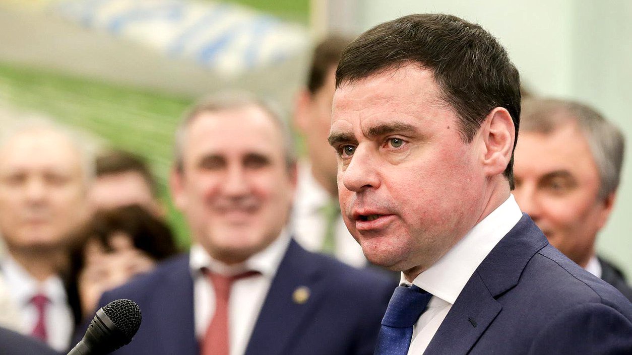 Губернатор Ярославской области Дмитрий Миронов во время выставки. Авторство фотографий: Анна Исакова/Фотослужба Государственной Думы.
