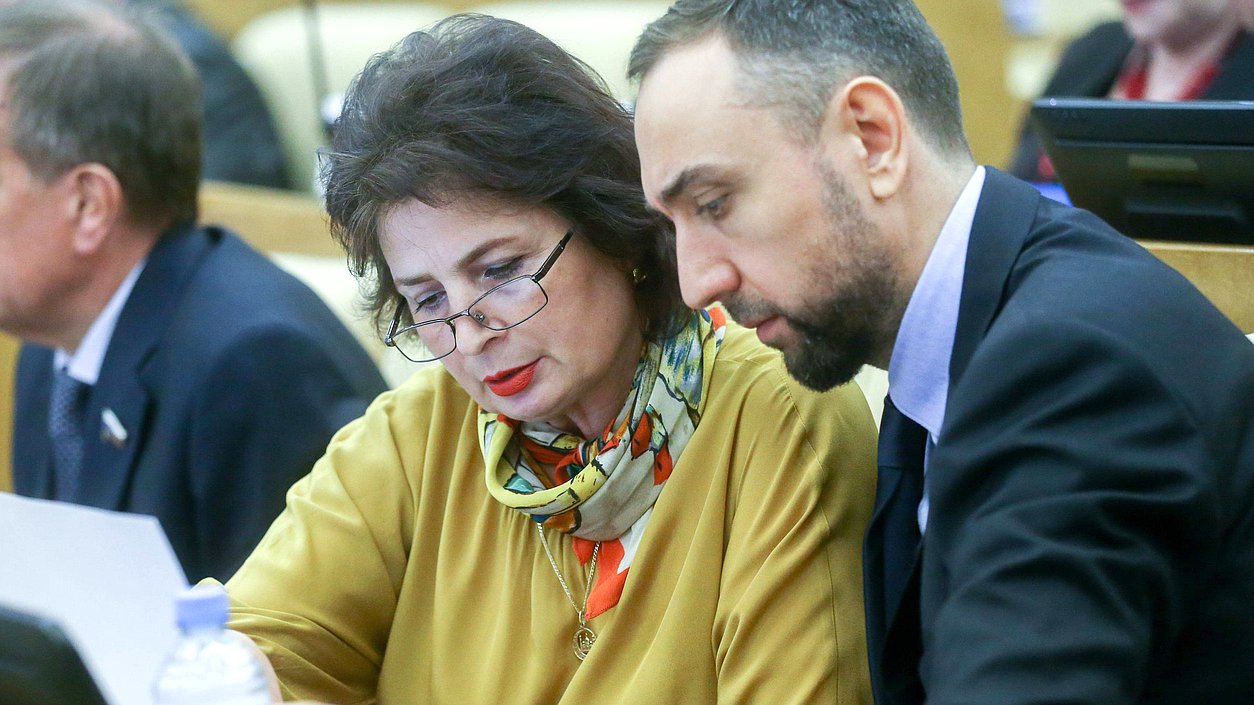 Член Комитета по делам национальностей Зугура Рахматуллина и заместитель Председателя Комитета по делам национальностей Шамсаил Саралиев