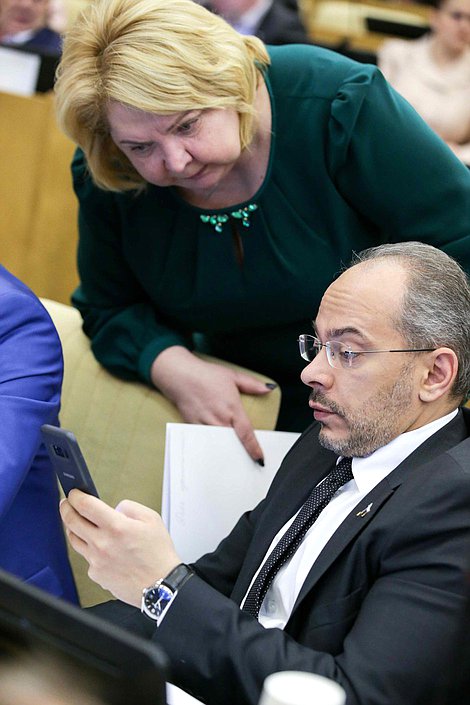 Член Комитета по аграрным вопросам Светлана Максимова и Председатель Комитета по природным ресурсам, собственности и земельным отношениям Николай Николаев
