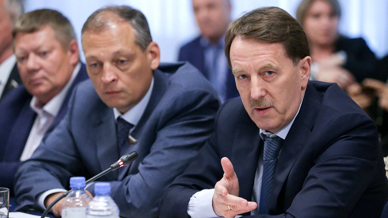 Заместитель Комитета по аграрным вопросам Айрат Хайруллин и Заместитель Председателя Правительства РФ Алексей Гордеев